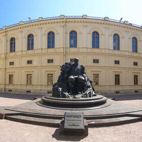 Гатчина, памятник Александру III