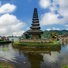 Бали. Храм на озере Братан